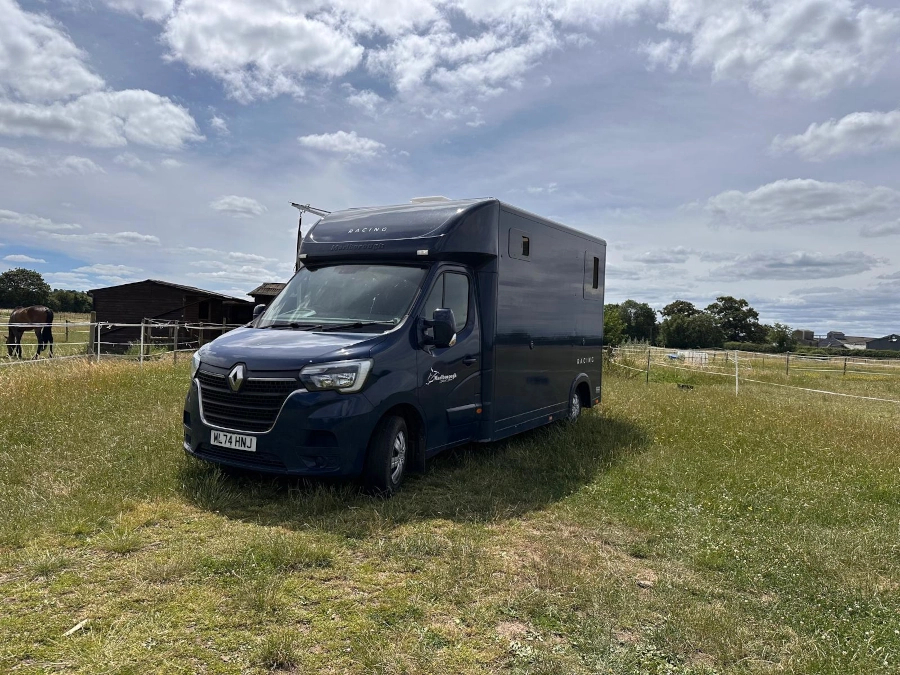 The Marlborough 3.5-ton, padded stalls, Stallion Partition